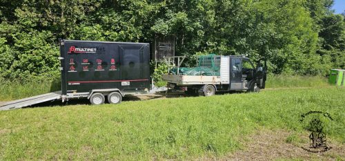 Transport des Materials im Lieferwagen und Anhänger zur Verfügung gestellt von der Firma Multinet