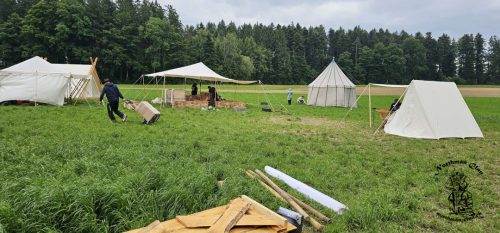 Die ersten Zelte stehen