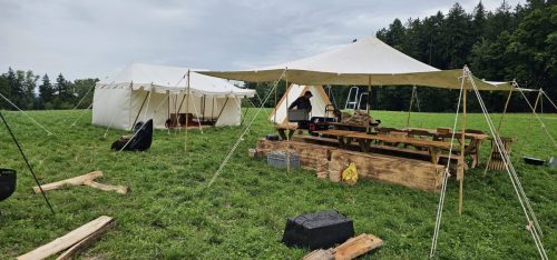 Die ersten Zelte stehen