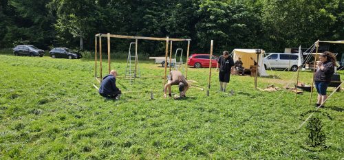 Aufbau des Marktstands unser Küchenzelt