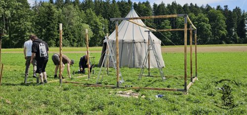 Aufbau des Marktstands unser Küchenzelt