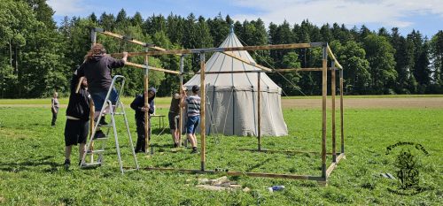 Aufbau des Marktstands unser Küchenzelt
