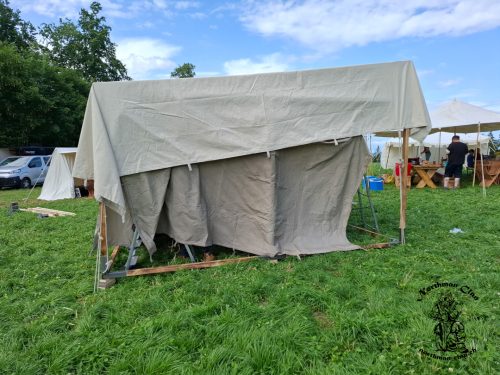 Aufbau des Marktstands unser Küchenzelt