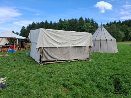 Aufbau des Marktstands unser Küchenzelt