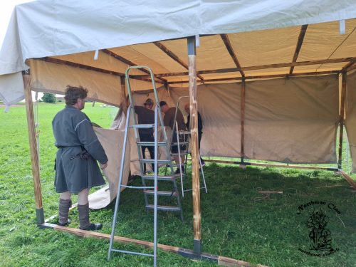 Aufbau des Marktstands unser Küchenzelt