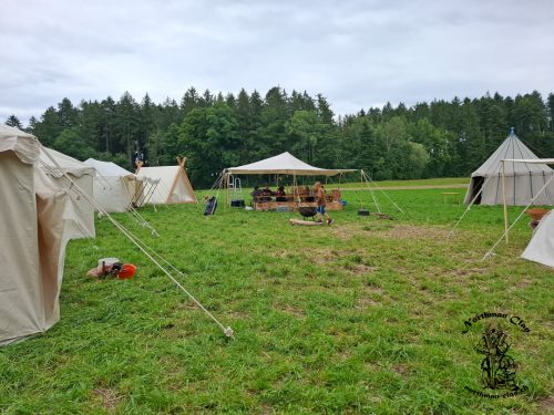 Zeltaufbau, links das Zelt von Daniela und Beat 