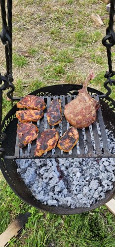 fürs Grillfleisch darf jeder selber Hand am Grill anlegen
