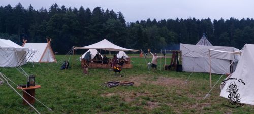 gegen Abend gemütliches Beisammensein unter dem Baldachin
