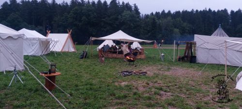gegen Abend gemütliches Beisammensein unter dem Baldachin