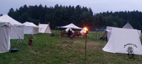 gegen Abend gemütliches Beisammensein unter dem Baldachin