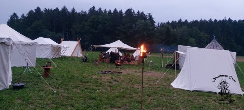gegen Abend gemütliches Beisammensein unter dem Baldachin