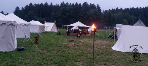 gegen Abend gemütliches Beisammensein unter dem Baldachin