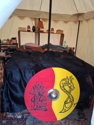 aufgebautes  und eingerichtetes Zelt von Daniela und Beat