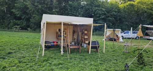 Die Küche steht das Feuer entfacht