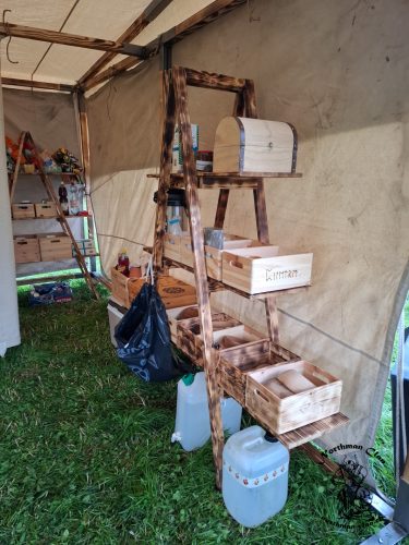 Eingang mit Gestell für das Gedeck