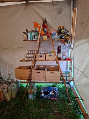 im hinteren Bereich des Küchenzelts das Gestell mit den Vorräten
