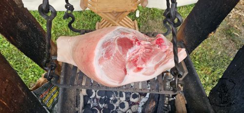 Samstag früh morgens wird das Sau-Bein auf den Grill gelegt fürs Abendessen