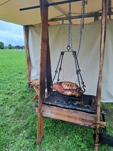 Ein paar Stunden später das Sau-Bein auf dem Grill fürs Abendessen