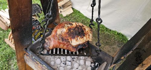 Ein paar Stunden später das Sau-Bein auf dem Grill fürs Abendessen