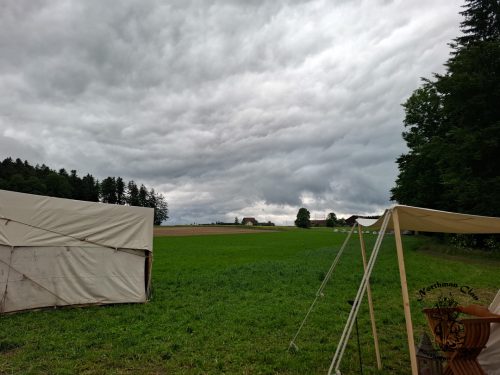 düstere Regenwolken ziehe Richtung Camp