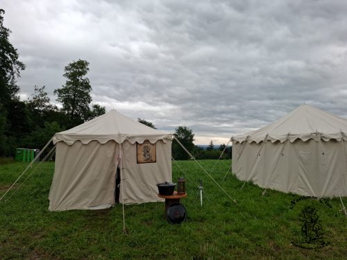 Regenwolken über dem Camp