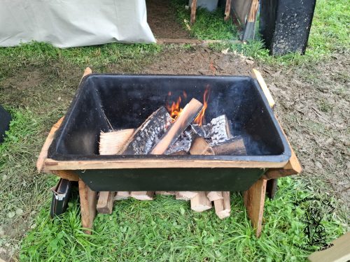 Mittags ein weiteres Feuer um Brot zu backen