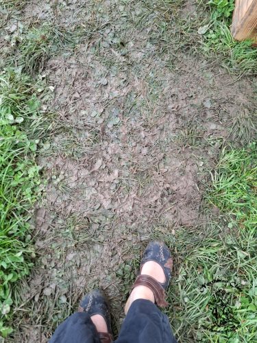 Beim Küchenzelt noch geht's mit dem Matsch es regnet immer wider