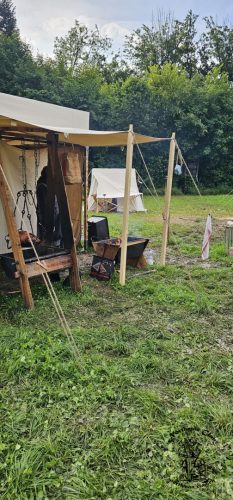 ein paar Stunden später das Sau-Bein auf dem Grill fürs Abendessen