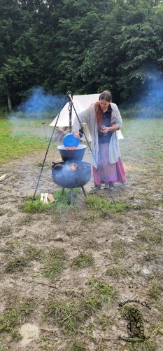 Romana macht das Gemüse fürs Abendessen