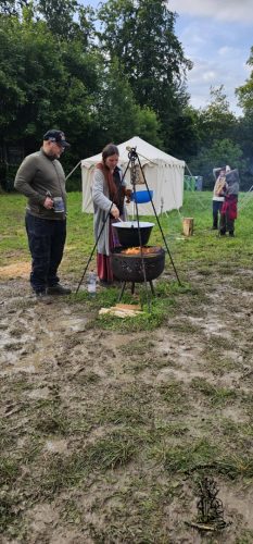 Romana macht das Gemüse fürs Abendessen