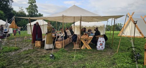 Vor dem Abendessen unter dem Baldachin