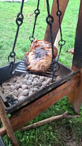 ein paar Stunden später das Sau-Bein auf dem Grill fürs Abendessen