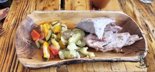 Abendessen Saubein vom Grill mit Kartoffeln und Gemüse