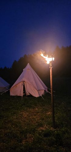 Zelt im schein der Fackel