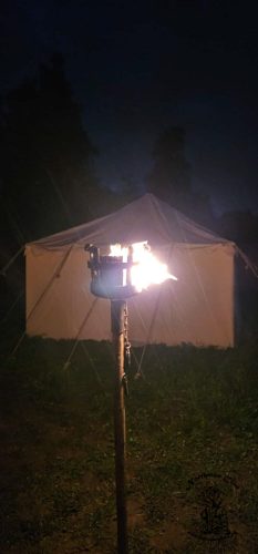 Abendliche Beleuchtung im Lager