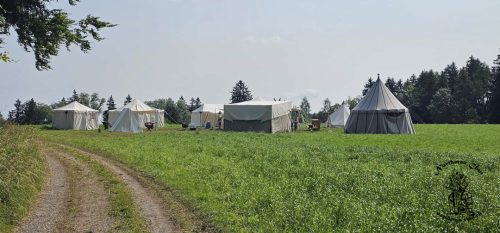 Das Lager aus der Sicht vom Parkplatz
