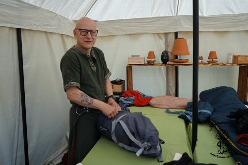 Beat beim einpacken im Zelt