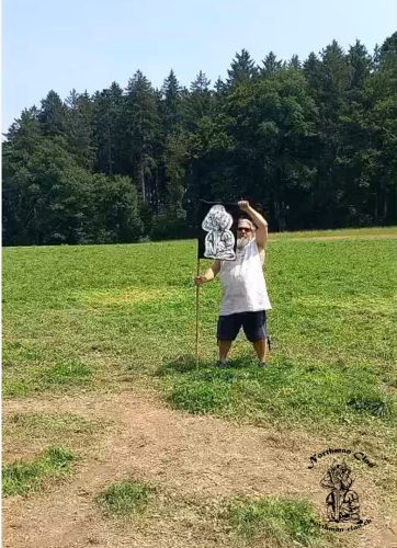 Gigi zieht unsere Flagge wir räumendas Feld